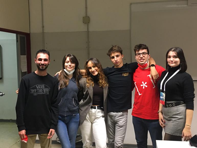 Gli animatori del Digilab. Da sinistra a destra: Andrea Morando, Celeste Bazzi, Anna Scarzella, Lorenzo Brizzi, Daniele Scala e Alice Sartori