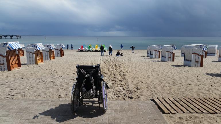 Sedia a rotella e spiaggia