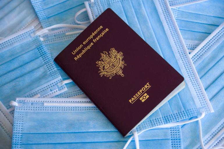 Passaporto e mascherine chirurgiche