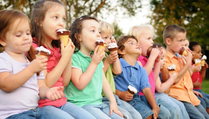 Bambini che mangiano il gelato