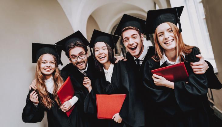studenti e studentesse alla laurea