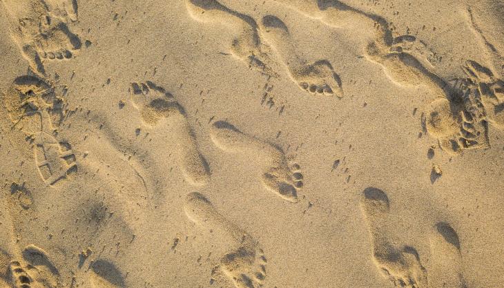 impronte sulla sabbia
