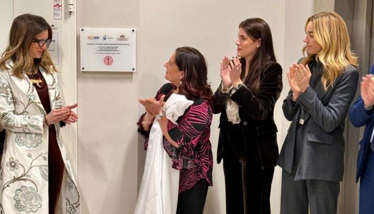 scopertura della targa del TheraCelLab