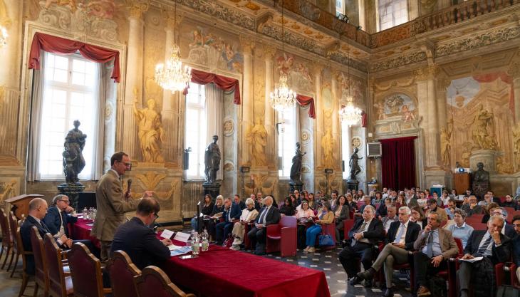 Chi decide, chi eroga? Accentramento amministrativo e decentramento dei servizi nella sanità che cambia