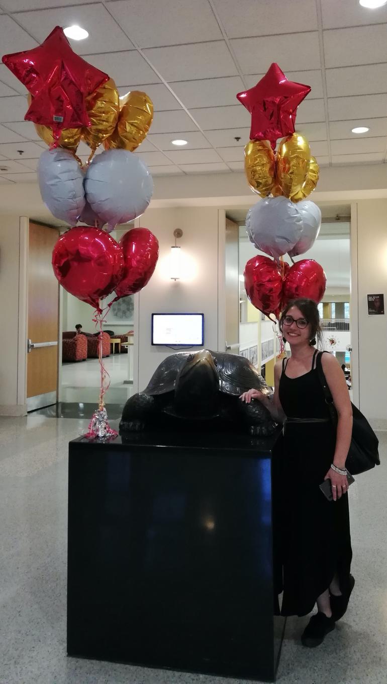 Giulia con la tartaruga, la mascotte della University of Maryland