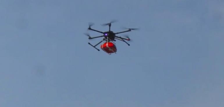  Drone esacottero Yuneec che trasporta defibrillatore – esperimento con simulazione di salvataggio effettuata con Croce Rossa SV e Polizia Locale Savona presso il Campus di Savona
