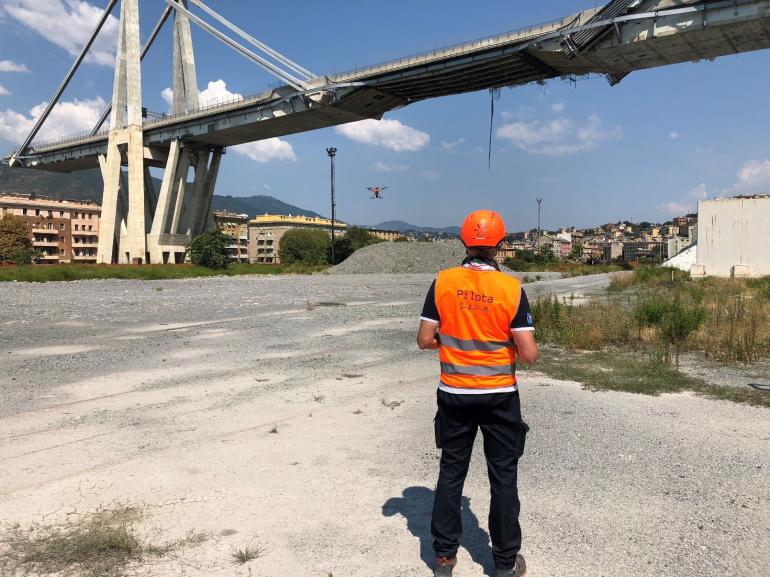 Fotogrammetria di precisione delle pile 10-11 e dell’impalcato durante emergenza Ponte Morandi – drone Yuneec H520 con upward gimbal – foto scattata il 22 agosto 2018