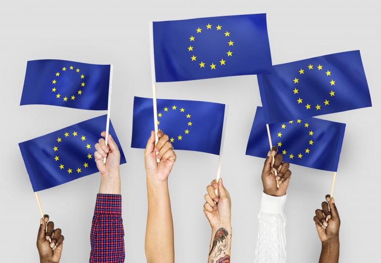 Mani con bandiere UE