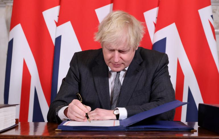 Boris Johnson firma il Christmas Eve Agreement