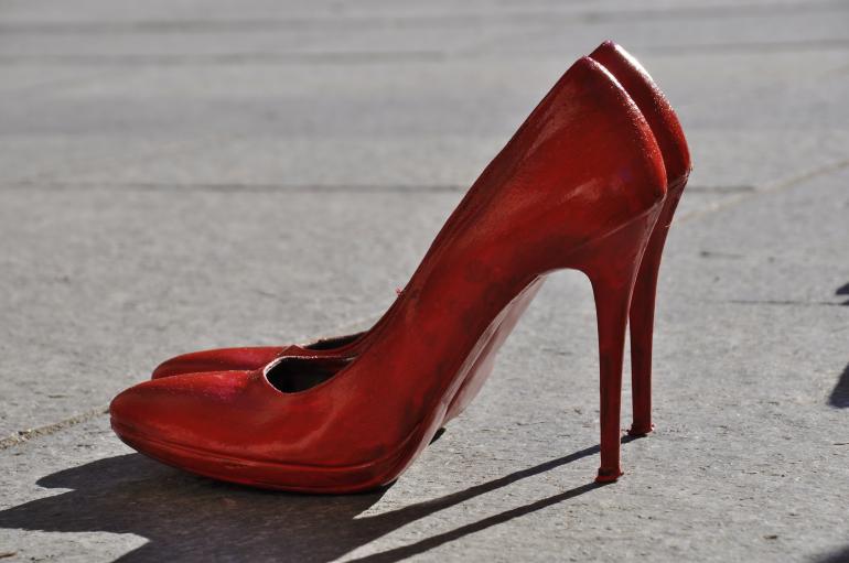 Scarpe rosse, simbolo della Giornata contro la violenza sulle donne