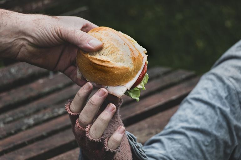 Donazione di cibo alle persone in difficoltà