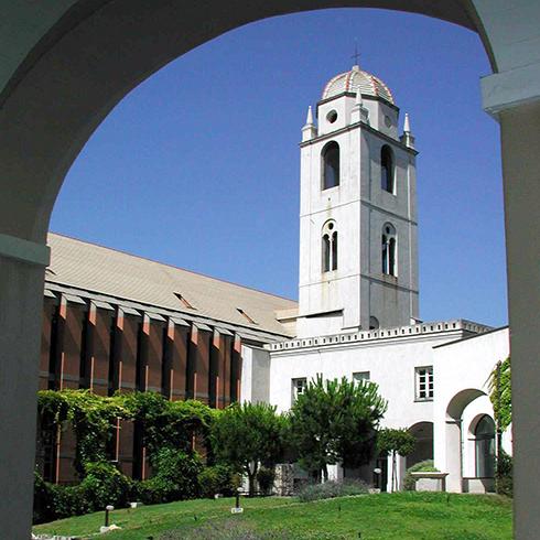 Architettura UniGe - Il campanile dell'antica Chiesa di San Silvestro vista dal chiostro di architettura