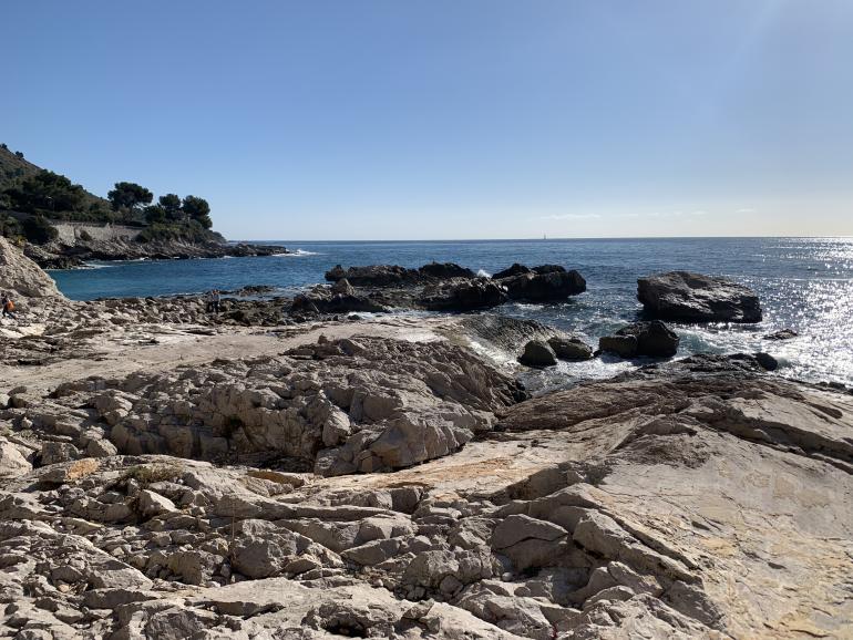 La spiaggia dei Balzi Rossi, antistante le grotte