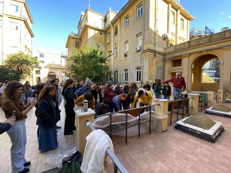 Studenti e docenti dipingono di rosso una panchina UniGe Studenti e docenti dipingono di rosso una panchina UniGe