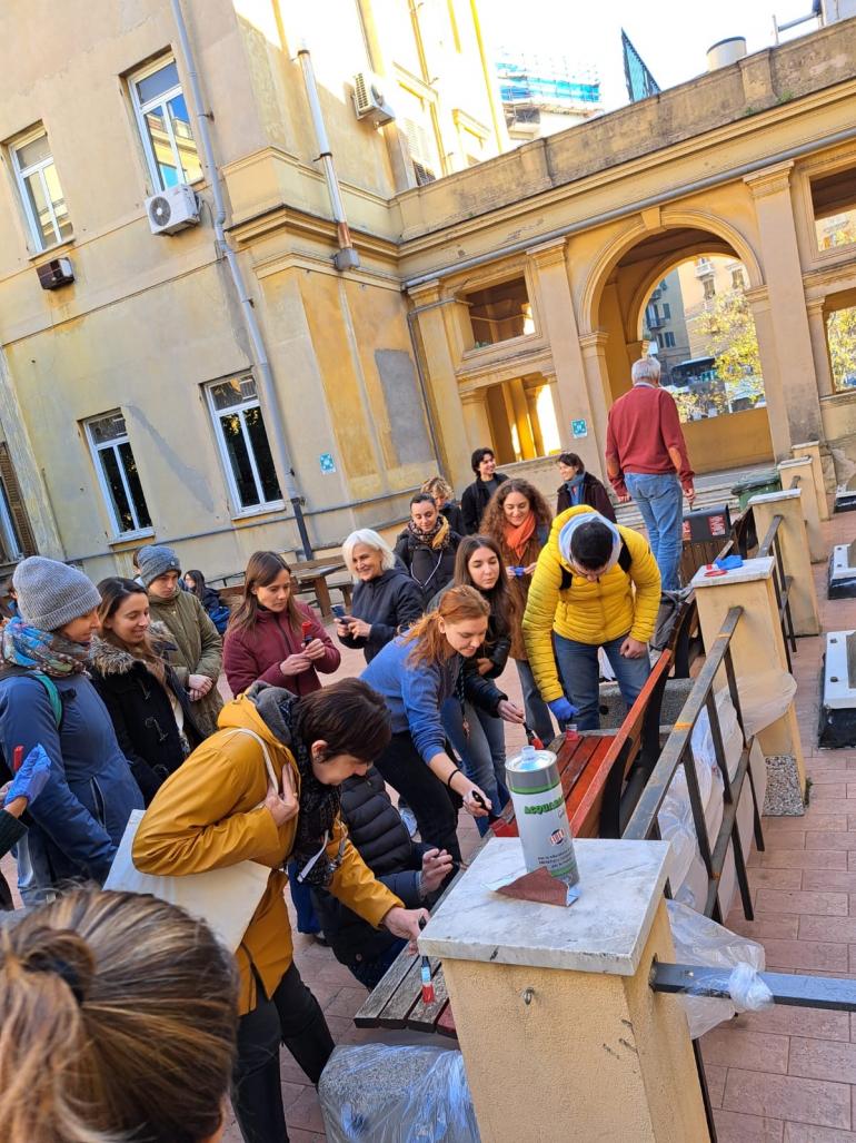 La panchina rossa Studenti e docenti dipingono di rosso una panchina UniGe