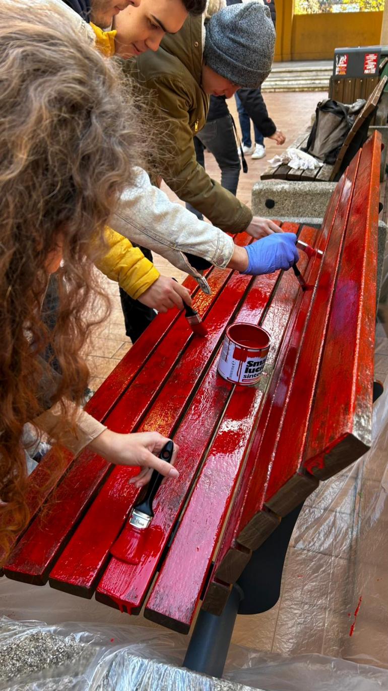 Studenti e docenti dipingono di rosso una panchina UniGe Studenti e docenti dipingono di rosso una panchina UniGe