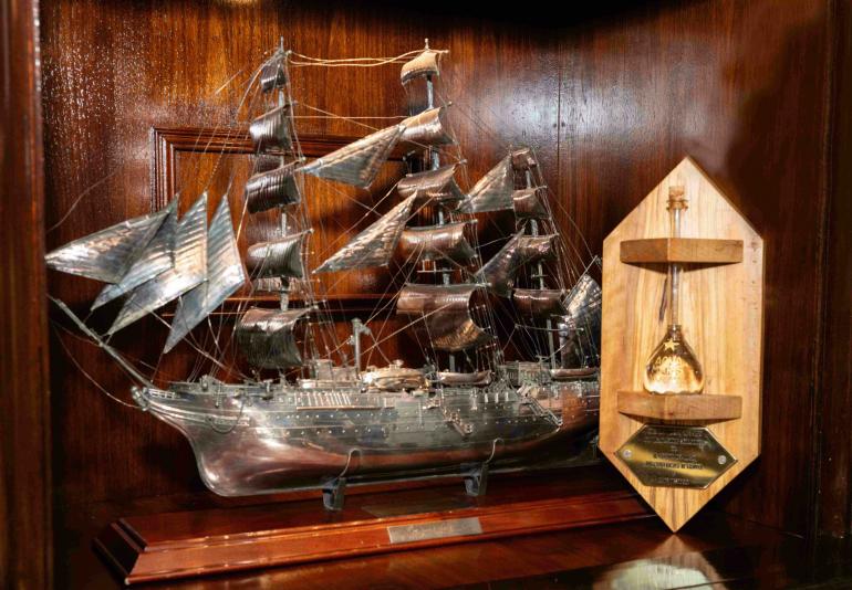 Il dono di UniGe a Nave Vespucci Il dono di UniGe a Nave Vespucci