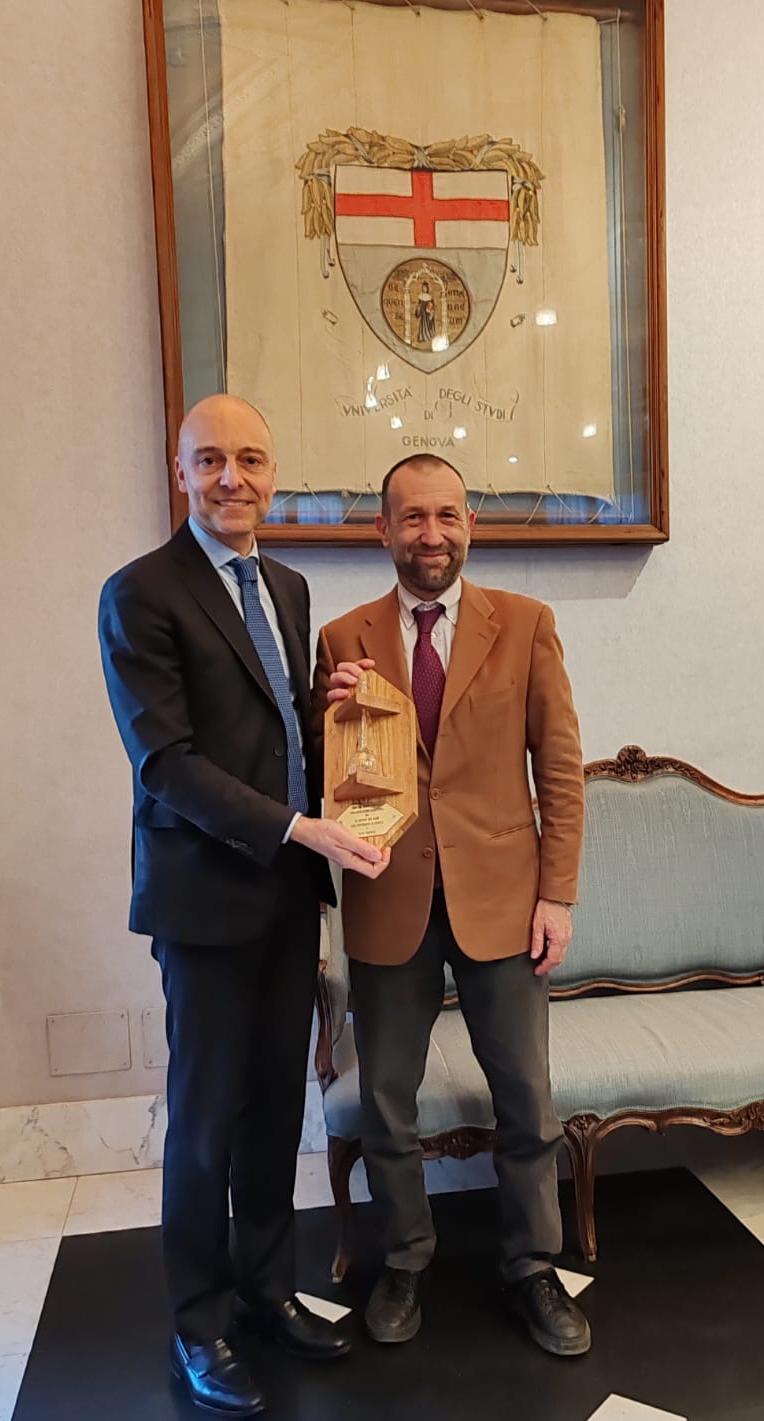 Il rettore Delfino consegna il dono per Nave Vespucci a Marco Giovine Il rettore Delfino consegna il dono per Nave Vespucci a Marco Giovine