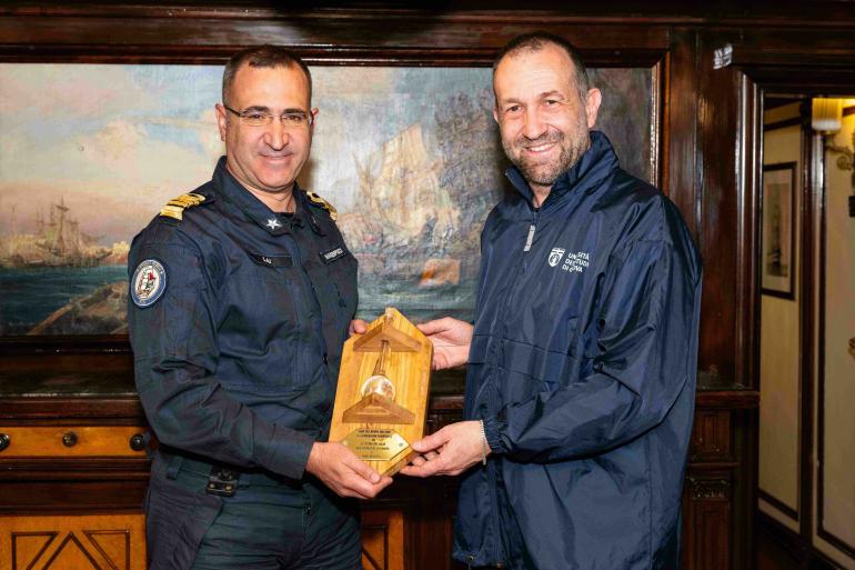 Marco Giovine consegna il dono al Comandante Lai Marco Giovine consegna il dono al Comandante Lai