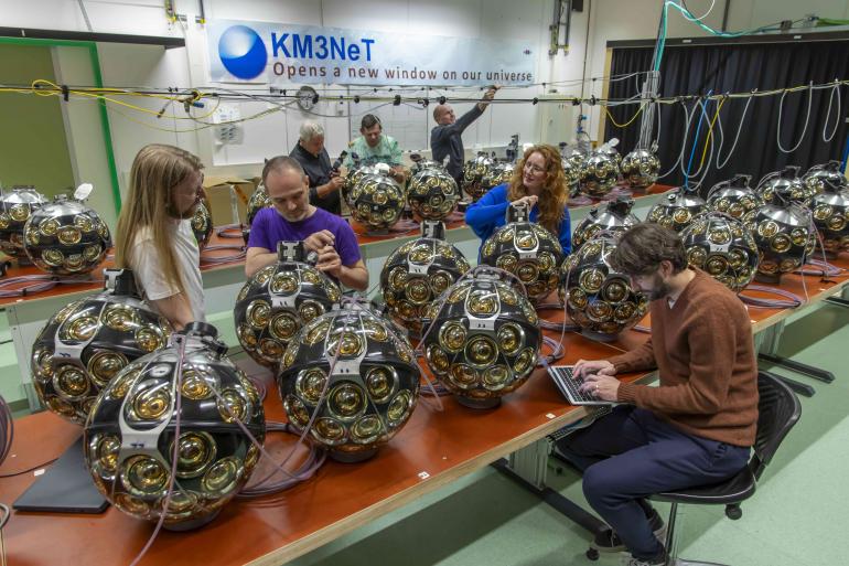 KM3NeT – due DU in fase di assemblaggio KM3NeT – due DU in fase di assemblaggio