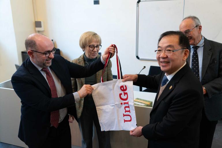 Scambio doni tra UniGe e una delegazione giudici tailandesi Il momento di scambio dei doni tra UniGe e la delegazione di giudici tailandesi