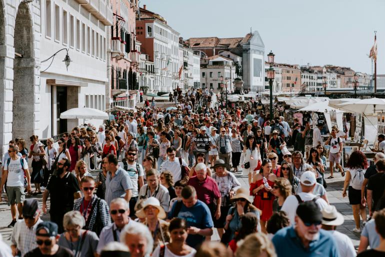 folla di turisti 