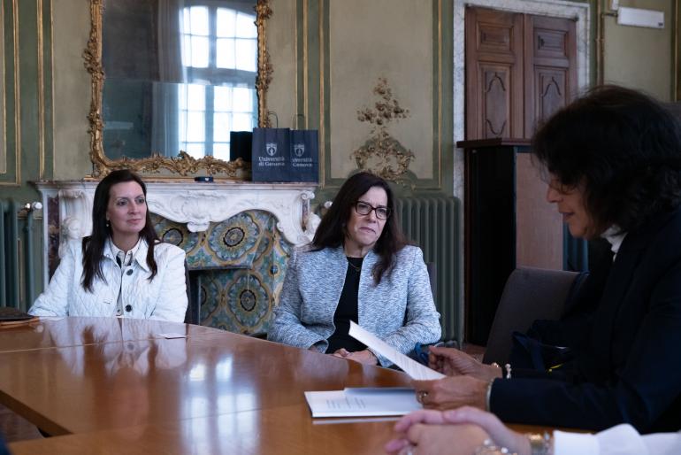 Stefania Michelucci legge il saluto della prorettrice vicaria