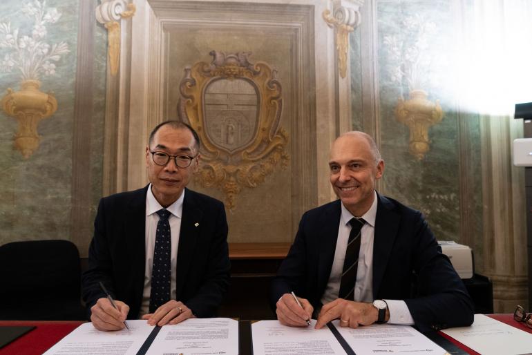 Firma dell'accordo - Kim Geun Sub, Deputy President di KMI e Federico Delfino, Rettore di UniGe