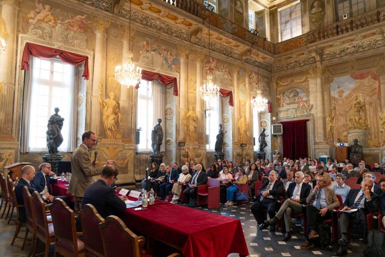 Chi decide, chi eroga? Accentramento amministrativo e decentramento dei servizi nella sanità che cambia