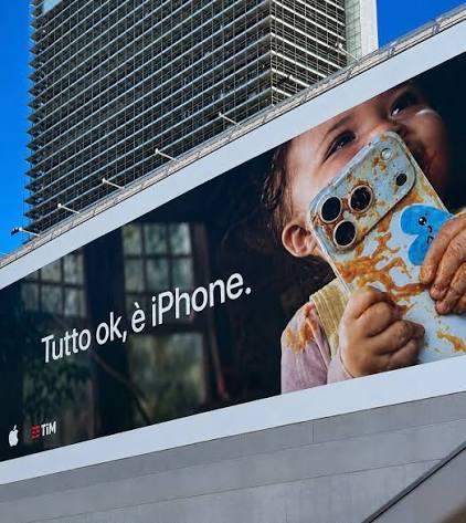 pubblicità IPhone bambino con cellulare