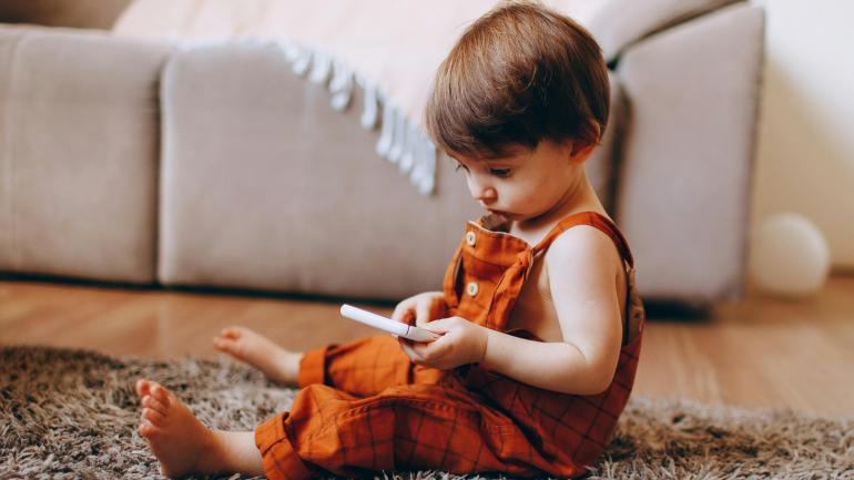 bambino con cellulare
