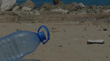 Plastica abbandonata in riva al mare