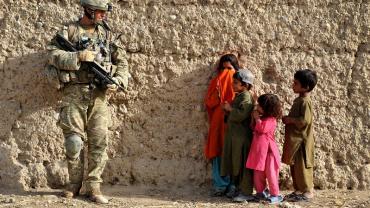 Soldato in Afghanistan con bambini