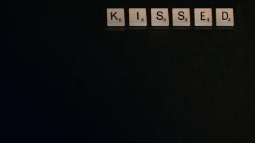 scritta KISSED