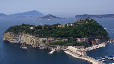 i Campi Flegrei, in primo piano l’isola di Nisida. Crediti: enzoabramo/Pixabay.