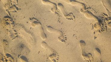 impronte sulla sabbia