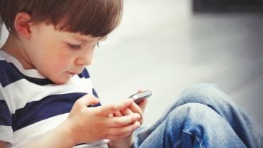 bambino con cellulare