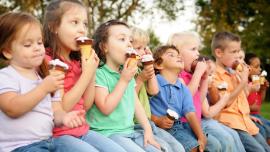 Bambini che mangiano il gelato