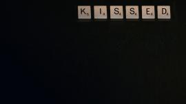 scritta KISSED
