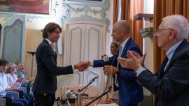 Il Rettore consegna l'attestato di merito a Paolo Barabino
