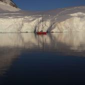 L'Ice Bird all'ancora di fronte alla costa antartica – Antarctica 2020