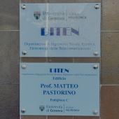 la targa di intitolazione dell'edificio Matteo Pastorino