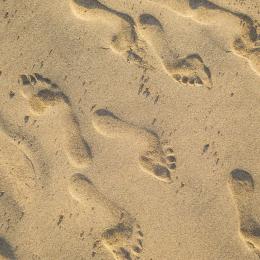 impronte sulla sabbia