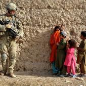 Soldato in Afghanistan con bambini
