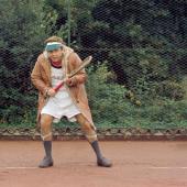 Fantozzi gioca a tennis