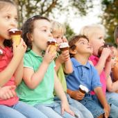 Bambini che mangiano il gelato