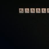 scritta KISSED