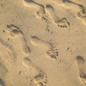 impronte sulla sabbia