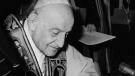 Papa Giovanni XXIII firma l'enciclica "Pacem in Terris"