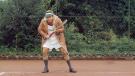 Fantozzi gioca a tennis